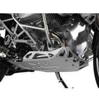 Unterseite eines BMW Motorrads mit montiertem silbernem Motorschutz aus Metall. Sichtbar sind Motor, Rahmenrohre, Auspuffkrümmer