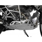 Unterseite eines BMW Motorrads mit montiertem silbernem Motorschutz aus Metall. Sichtbar sind Motor, Rahmenrohre, Auspuffkrümmer