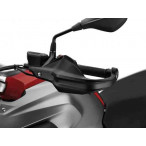 schwarzer Kunstoffhandschutz am Lenker eines Motorrad montiert