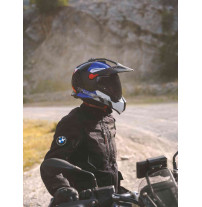 Motorradfahrer von rechts seitlich mit helm