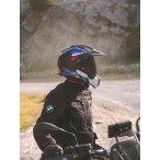 Motorradfahrer von rechts seitlich mit helm