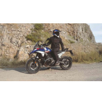 GS mit Fahrer im Stand, komplette in BMW Motorrad Bekleidung mit Helm