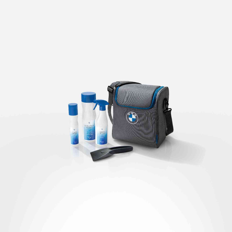Graue Tasche mit BMW Bildmarke mit einer Flasche Innenreiniger, Scheibenenteiser, Scheibenklar und einem Eiskratzer