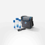 Graue Tasche mit BMW Bildmarke mit einer Flasche Innenreiniger, Scheibenenteiser, Scheibenklar und einem Eiskratzer