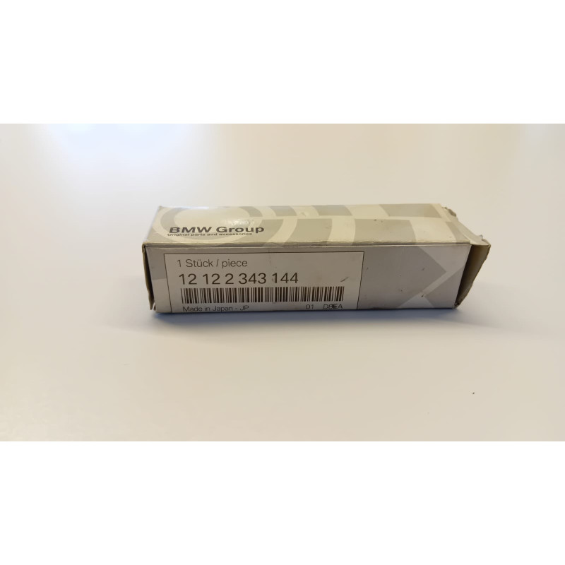 Zündkerze in Verpackung mit Teilenummernaudruck