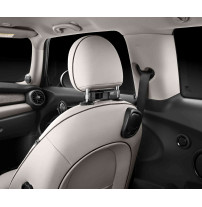 Beifahrersitz eines MINIs mit montiertem Basisträger für das Travel & Comfort System