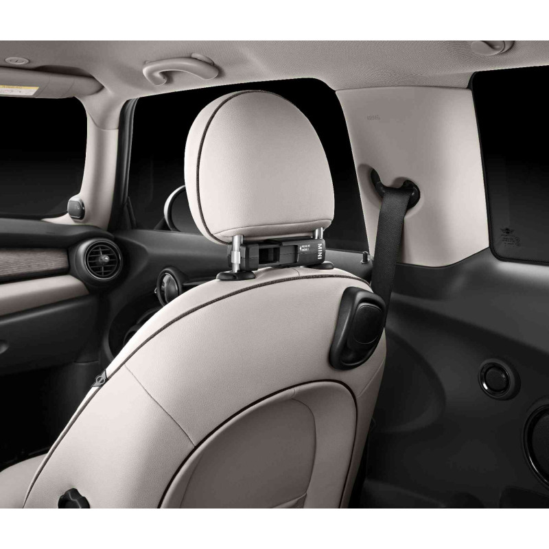 Beifahrersitz eines MINIs mit montiertem Basisträger für das Travel & Comfort System