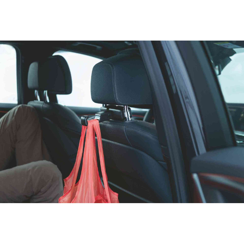 Interieur eines MINIS mit Blick auf den Beifahrersitz und dem am Travel&Comfort System montierten Universalhaken