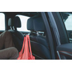 Interieur eines MINIS mit Blick auf den Beifahrersitz und dem am Travel&Comfort System montierten Universalhaken