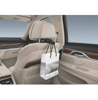 Interieur eines MINIS mit Blick auf den Beifahrersitz und dem am Travel&Comfort System montierten Universalhaken