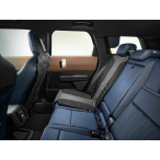 im Fond eines Minis angebrachte Kindersitzunterlage und Lehnenschutz für den Beifahrersitz