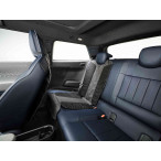 im Fond eines Minis angebrachte Kindersitzunterlage und Lehnenschutz für den Beifahrersitz