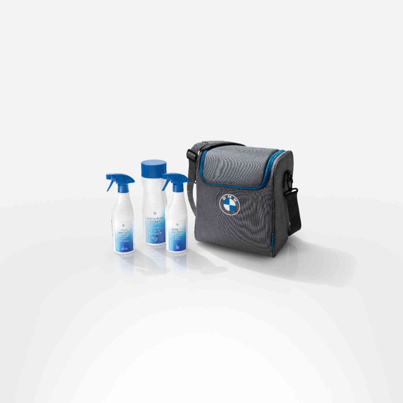 Graue Tasche mit BMW Bildmarke mit einer Flasche Scheibenenreiniger, Insektenentferner und Felgenreiniger