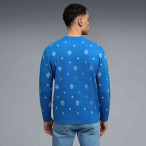 Dunkelhaariger Mann trägt den BMW M XMAS Sweater Holiday mit festlichem Design und BMW M Branding. Rückansicht