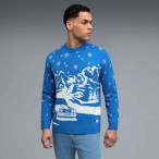 Dunkelhaariger Mann trägt den BMW M XMAS Sweater Holiday mit festlichem Design und BMW M Branding. Vorderansicht