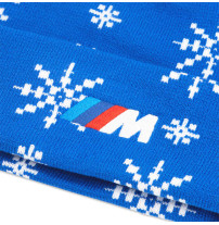 Detailansicht der BMW M Holiday Mütze mit BMW M Branding.