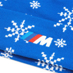 Detailansicht der BMW M Holiday Mütze mit BMW M Branding.