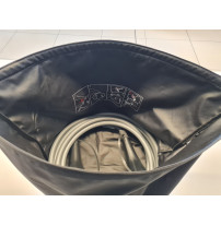 BMW Ladekabeltasche für den geschützten Transport und die ordentliche Aufbewahrung eines Mode-3-Ladekabels.